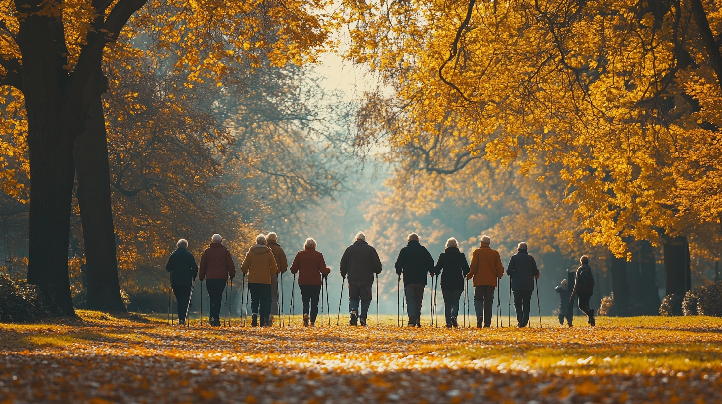 Пенсіонери займаються скандинавською ходьбою в парку